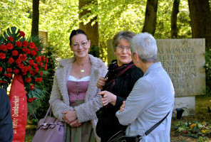 Claudia Tausend, Dr. Gertraud Burkert und Monika Renner tauschen Anekdoten aus dem Leben von Georg Kronawitter aus.