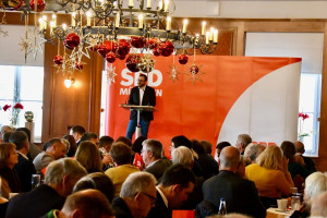 Foto: Peter Martl / Christian Köning im voll besetzten Hofbräukeller