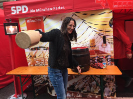 Schwungvoll: Die Münchner SPD-Vorsitzende sticht das Bierfass an