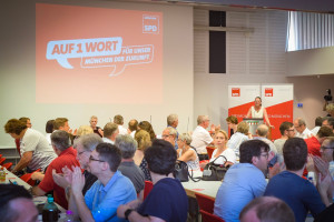 Claudia Tausend, Vorsitzende der Münchner SPD eröffnet den Parteitag
