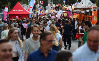 Besucherinnen und Besucher auf dem IsarInselFest24