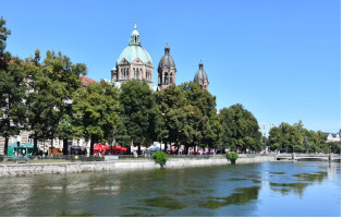 Blick auf Isar und Lukaskirche