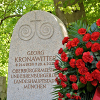 Das Ehrengrab von Georg Kronawitter am Münchner Ostfriedhof